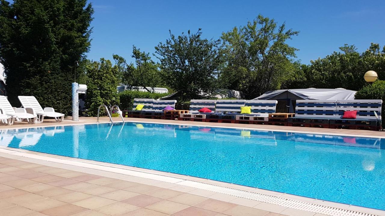 Mandel Fahazak Hotel Paloznak Buitenkant foto